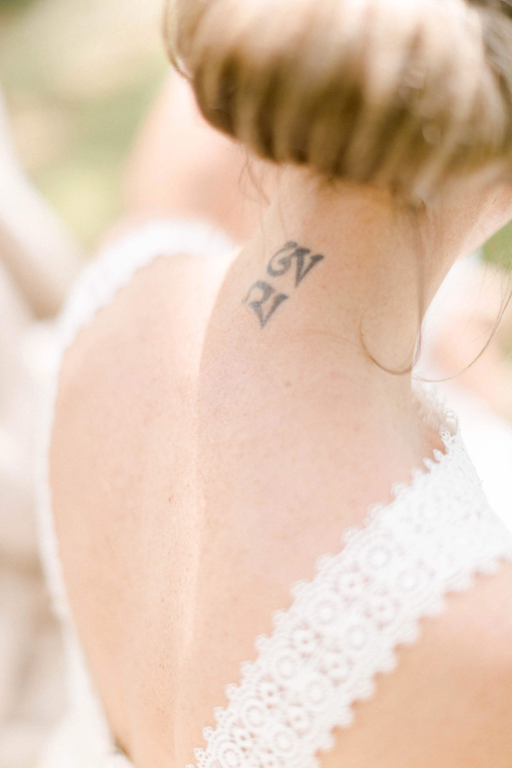 tatouage amour rose marron gris